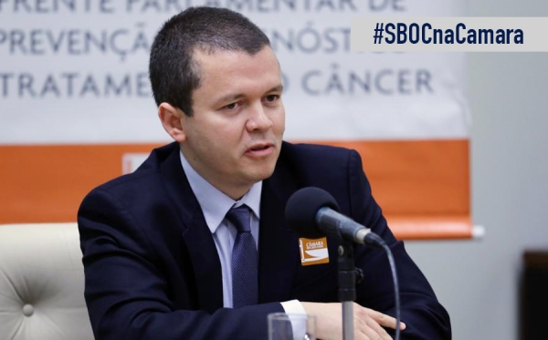 Lucianno Henrique Pereira dos Santos, representante da SBOC na audiência pública sobre câncer colorretal