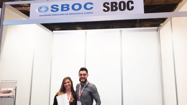 A sorteada Bruna Zucchetti e o gerente educacional da SBOC, Renan Clara