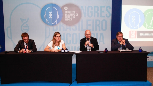 Mesa do Simpósio de Oncogeriatria: Enrique Soto Perez de Celis (México), Theodora Karnakis (SP), Rafael Kaliks (SP) e Matti Aapro (Suíça)